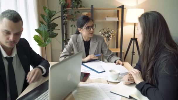 Grupo Jóvenes Empresarios Discutiendo Nuevo Proyecto Una Reunión Una Oficina — Vídeos de Stock