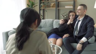 Profesyonel evlilik terapistini ziyaret eden genç bir çift. Uzlaşma..