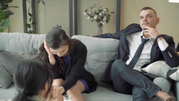 Ungt Par Besöker Professionell Äktenskapliga Terapeut Kontor — Stockvideo
