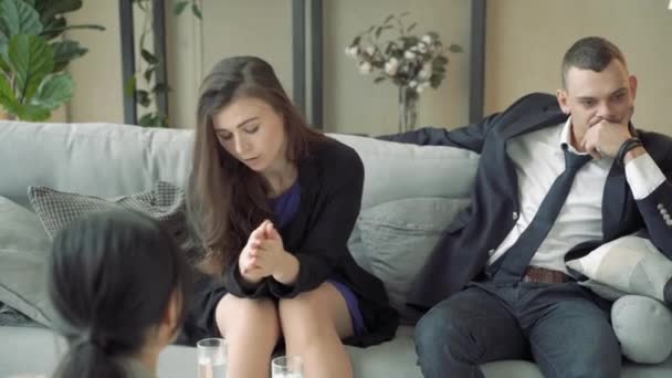 Молодая Несчастливая Пара Посещающая Кабинет Семейного Психолога — стоковое видео