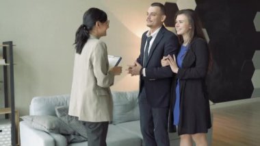 Profesyonel emlakçı genç çifte ev ya da daire sunuyor..