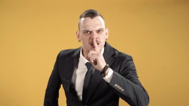Ділова Людина Робить Знак Hush Пальцем Губах Дивлячись Камеру Жовтому — стокове відео