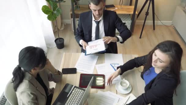 Líder Empresa Irritado Discutindo Trabalho Equipe Reunião — Vídeo de Stock