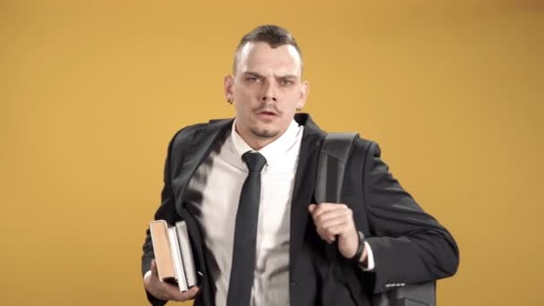 Müder Student Mit Rucksack Und Büchern Auf Gelbem Hintergrund — Stockvideo