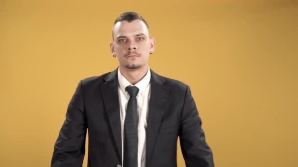 Portrét Seriózního Obchodníka Zkříženýma Rukama Žlutém Pozadí — Stock video