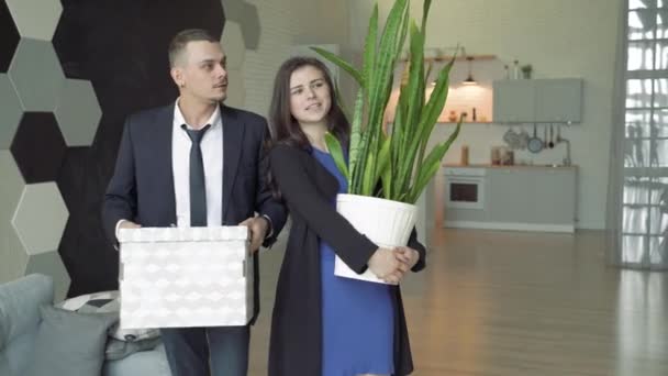 Pareja Feliz Trayendo Cajas Con Las Cosas Flor Nuevo Apartamento — Vídeos de Stock