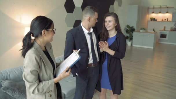 Agent Immobilier Professionnel Présentant Jeune Couple Une Maison Appartement — Video