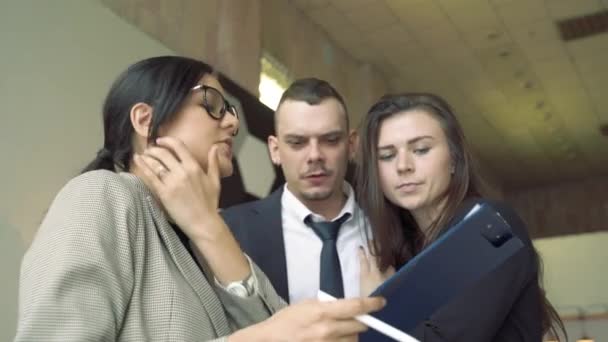 Groep Van Zakenmensen Die Contractclausules Bespreken Alvorens Ondertekenen — Stockvideo