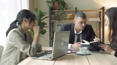 İşadamı şirket lideri ofisteki çalışanlarla projeyi tartışıyor. Beyin fırtınası..