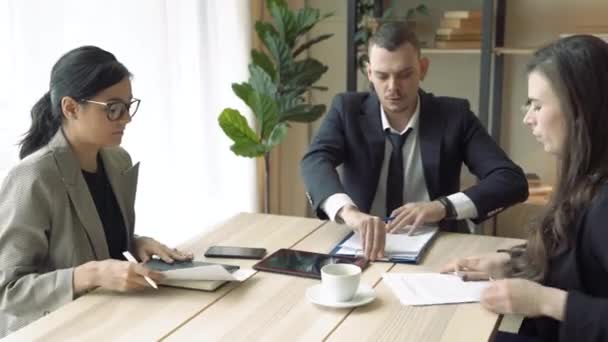 Üzletemberek Csoportja Akik Hivatalban Fejezik Ülésüket — Stock videók