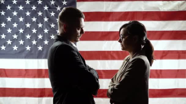 Duell Åsikter Silhuetter Män Och Kvinnor Bakgrunden Den Amerikanska Flaggan — Stockvideo