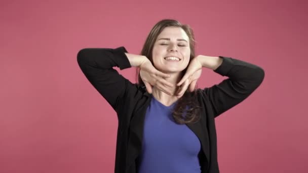 Ung Kvinna Ler Och Dansar Studio Mot Rosa Bakgrund — Stockvideo