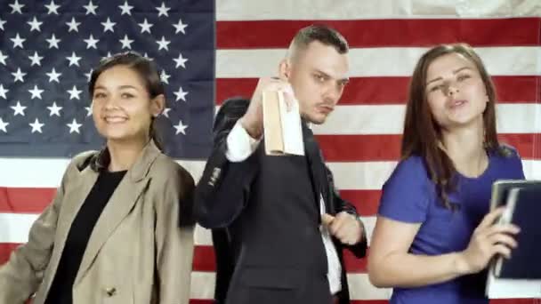 Groupe Étudiants Heureux Dansant Sur Fond Drapeau Américain — Video