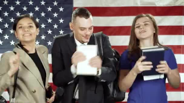 Ομάδα Χαρούμενων Μαθητών Που Χορεύουν Στο Φόντο Της Αμερικανικής Σημαίας — Αρχείο Βίντεο