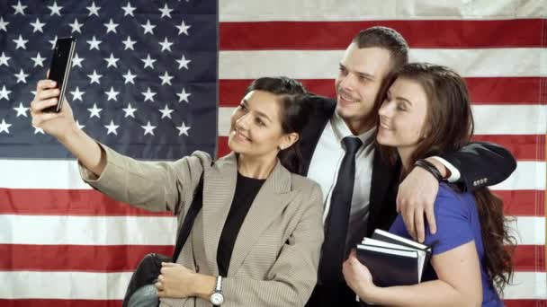 Estudiantes Felices Tomando Selfie Usando Smartphone Sobre Fondo Bandera Americana — Vídeos de Stock