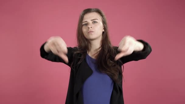 Portretul Unei Tinere Nemulțumite Care Arată Degetul Mare Jos Fundal — Videoclip de stoc