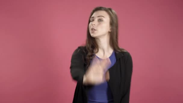 Молодая Деловая Женщина Показывает Знак Стоп Розовом Фоне Отрицание Отвержение — стоковое видео
