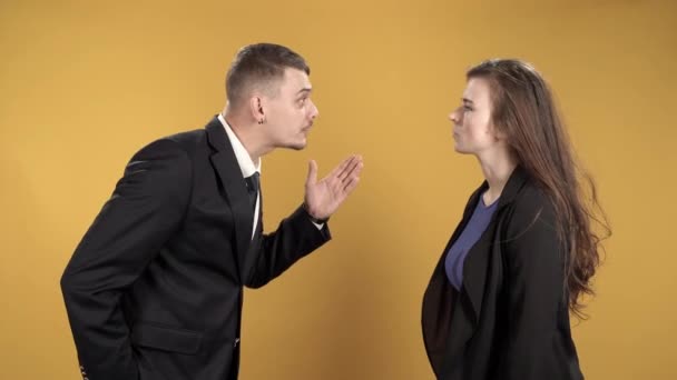 Young Couple Figuring Things Out Cursing Gesticulating Yellow Background — ストック動画