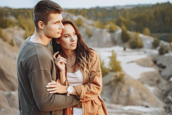 Gelukkig koppel knuffelend bij zonsondergang. Reizen, levensstijl en mensen concept. — Stockfoto