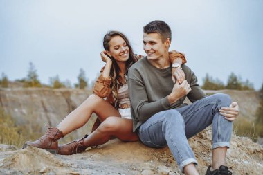 Mutlu çift sarılıyor ve doğa manzarasının tadını çıkarıyor.