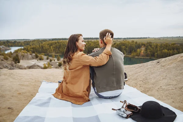 Gelukkig paar zitten op een ruit en genieten van de natuur uitzicht. — Stockfoto