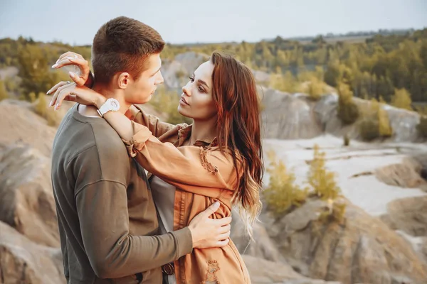 Pareja feliz abrazándose al atardecer. Viajes, estilo de vida y concepto de personas . — Foto de Stock