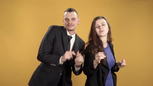 Щасливі Молоді Люди Танцюють Жовтому Тлі — стокове відео