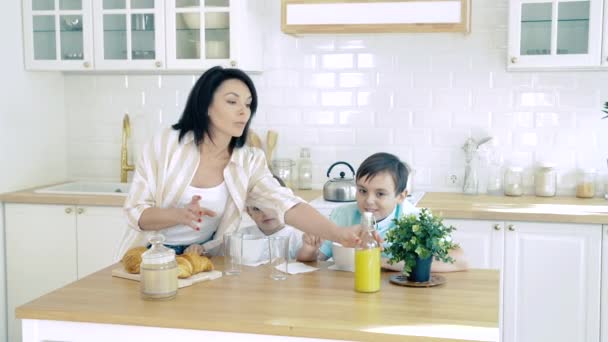 Ευτυχισμένη Μητρότητα Μητέρα Φτιάχνει Πρωινό Για Τους Γιους Της — Αρχείο Βίντεο