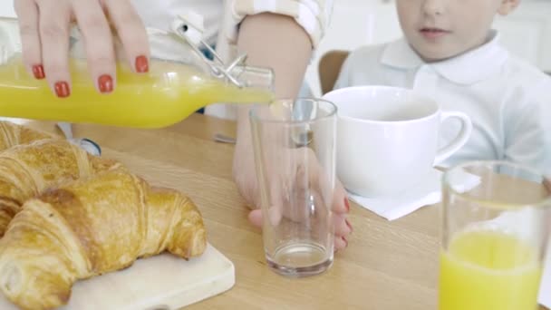 Primo Piano Mani Femminili Che Versano Succo Arancia Bicchiere Colazione — Video Stock