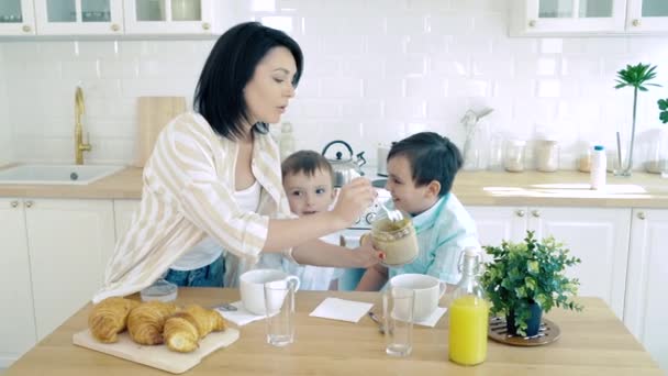 Ευτυχισμένη Μητρότητα Μια Μητέρα Ετοιμάζει Ένα Υγιεινό Πρωινό Για Τους — Αρχείο Βίντεο