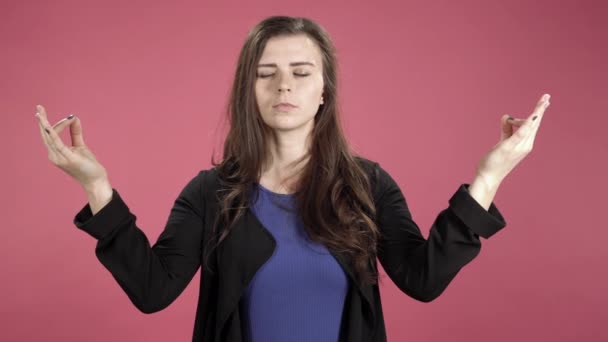Egy Fiatal Portréja Aki Csukott Szemmel Meditál Stúdióban Rózsaszín Háttérrel — Stock videók