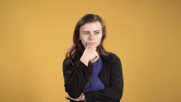 Pensieve Jonge Vrouw Tegen Gele Achtergrond — Stockvideo