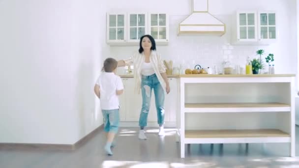 Due Bambini Felici Che Corrono Dalla Mamma Colazione Cucina — Video Stock