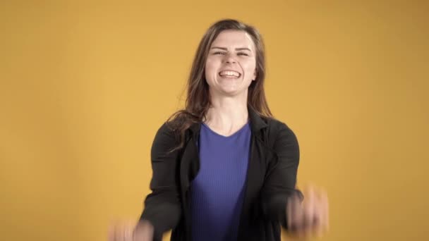 Gelukkig Jong Vrouw Blijmoedig Tonen Gebaar Camera Gele Achtergrond — Stockvideo