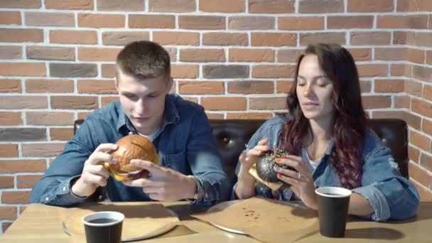 Älskade Par Söt Prata Och Äta Hamburgare Ett Café — Stockvideo