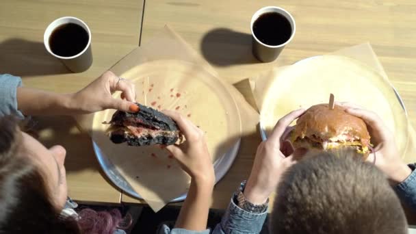 Zwei Teenager Essen Burger Einem Café Ansicht Von Oben — Stockvideo