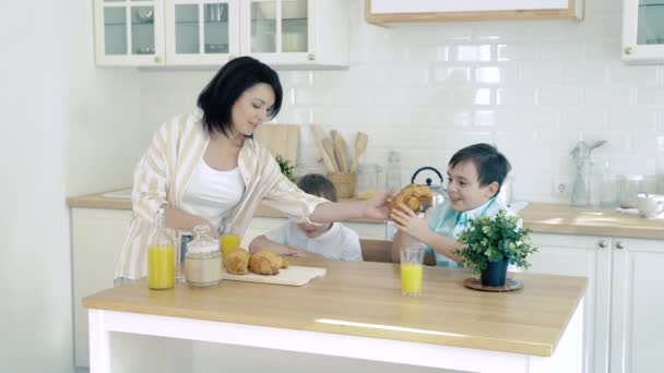 Gelukkige Familie Keuken Moeder Maakt Ontbijt Voor Haar Zonen — Stockvideo