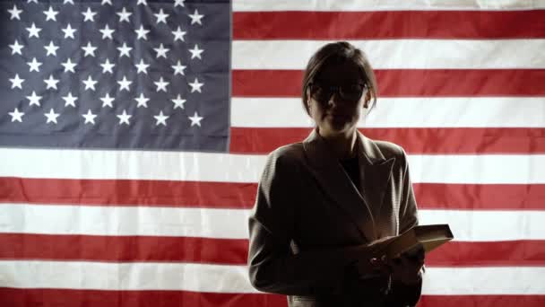 Silueta Una Mujer Negocios Hablando Sosteniendo Libro Fondo Bandera Americana — Vídeo de stock