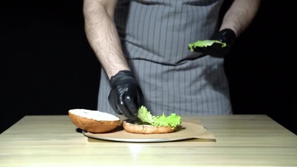 Närbild Kockens Händer Förbereder Burger — Stockvideo