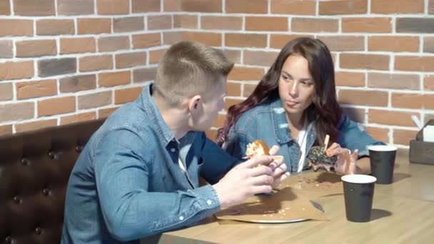 Young Attractive Couple Eating Burgers Cafe Restaurant — ストック動画