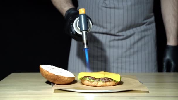 Chef Smeltkaas Met Behulp Van Een Gasbrander Hamburgers Bakken — Stockvideo