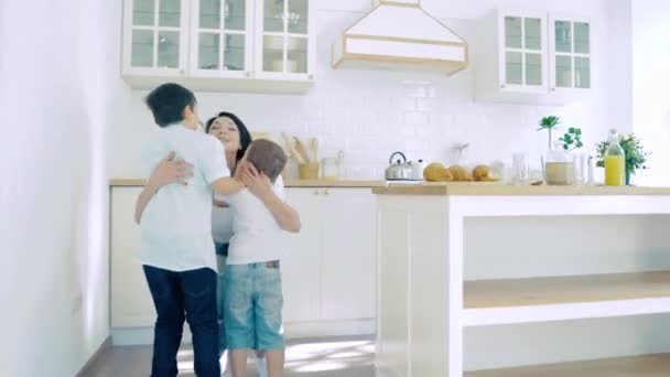 Dos Niños Felices Corriendo Hacia Mamá Para Desayunar Cocina — Vídeos de Stock