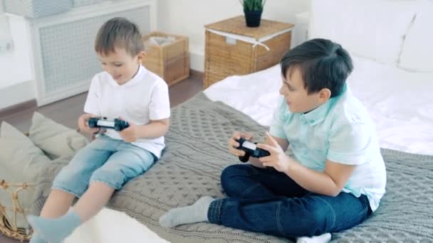 Δύο Φίλοι Αδέλφια Χαμογελώντας Και Διασκεδάζοντας Παίζοντας Ένα Βιντεοπαιχνίδι Χειριστήρια — Αρχείο Βίντεο