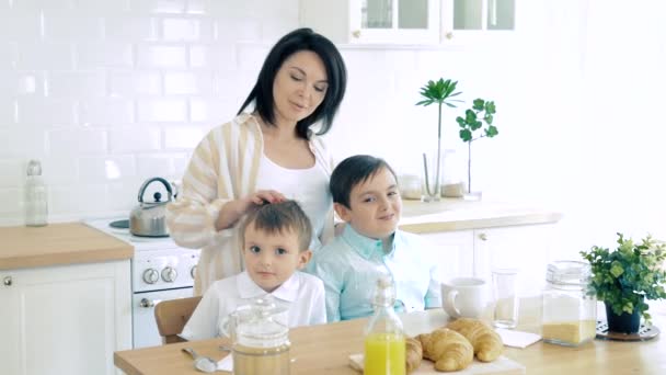 Πορτρέτο Μιας Ευτυχισμένης Οικογένειας Μαμά Και Δύο Γιους Στην Κουζίνα — Αρχείο Βίντεο