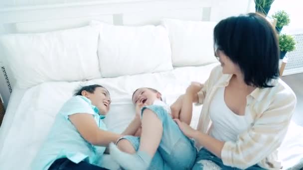 Счастливая Семейная Мама Двое Сыновей Играют Веселятся Кровати — стоковое видео
