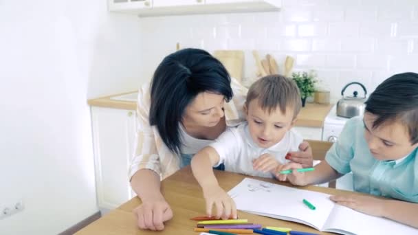 Mom Helping Two Sons Draw Felt Tip Pens Paper Kitchen — Stock Video