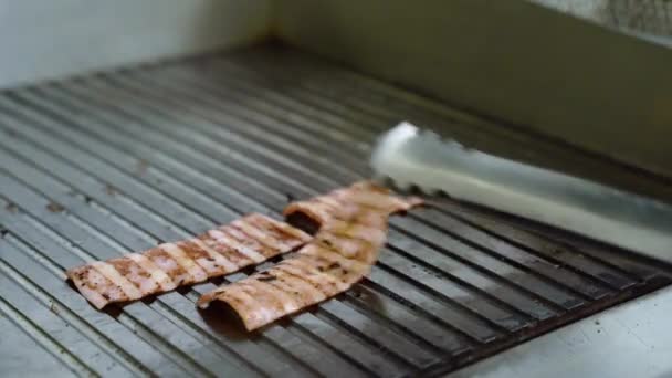 Bacon Slices Frying Pan Cooking Burgers — 图库视频影像