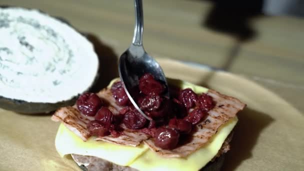 Tangan Dari Koki Memasak Burger Hitam Lezat Dengan Daging Asap — Stok Video