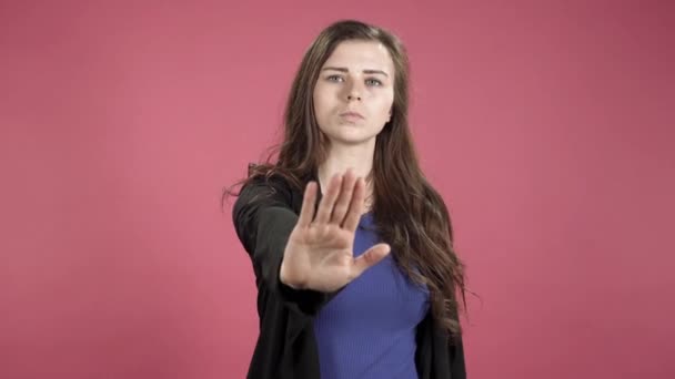 Ung Affärskvinna Visar Stopp Tecken Mot Rosa Bakgrund Förneka Förkasta — Stockvideo