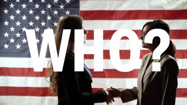 Silhouetten Zweier Geschäftsfrauen Auf Dem Hintergrund Der Amerikanischen Flagge — Stockvideo
